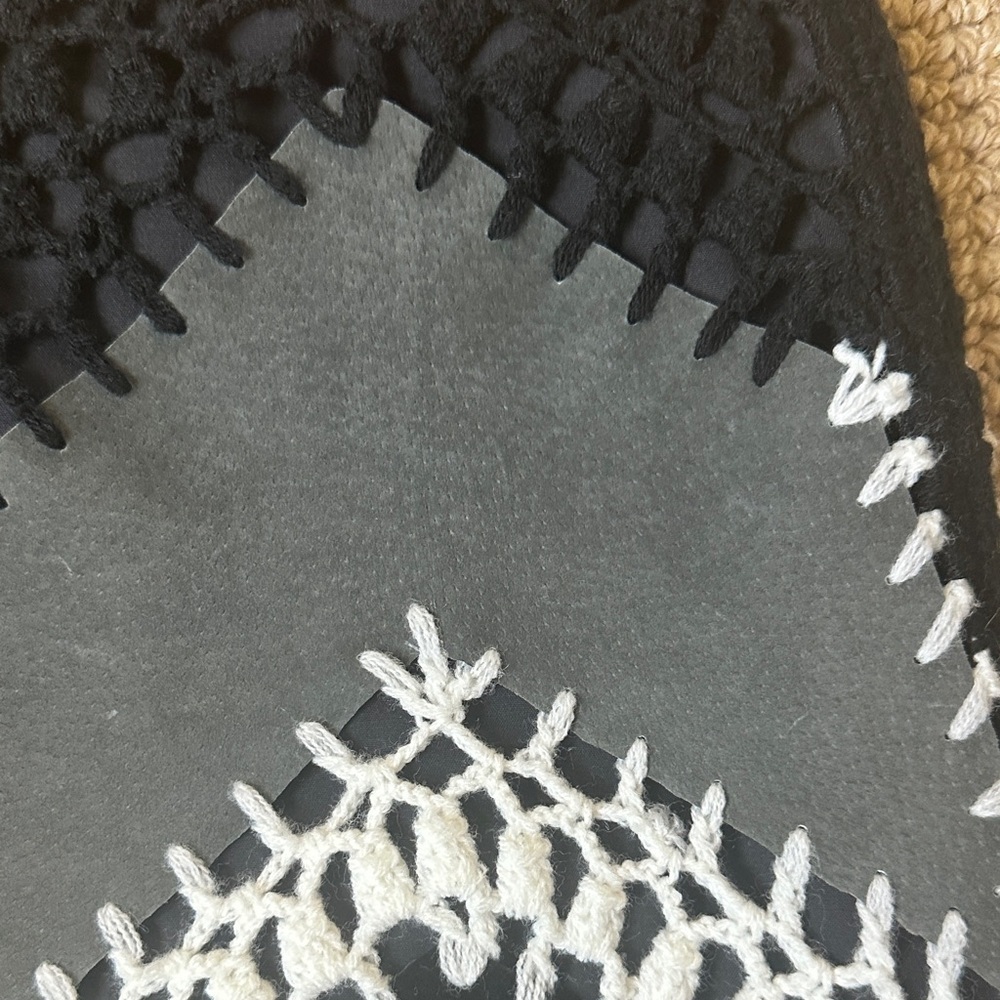 BB Dakota Black Mini Skirt White Crochet Trim Faux Suede Colorblock Size 6 - Picture 3 of 5